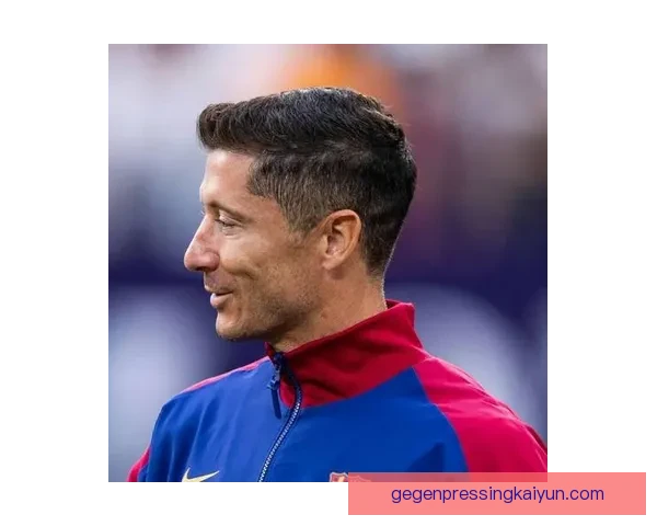 莱万多夫斯基持续保持优秀状态，波兰足球偶像备受关注。